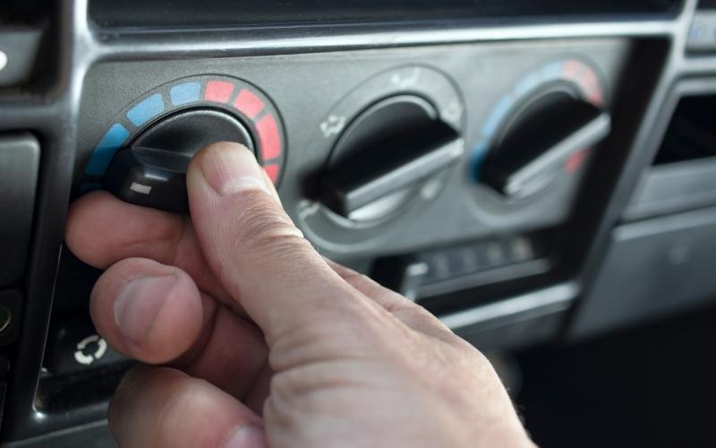 Pratique. Dégivrer votre pare-brise à l'eau chaude, est-ce